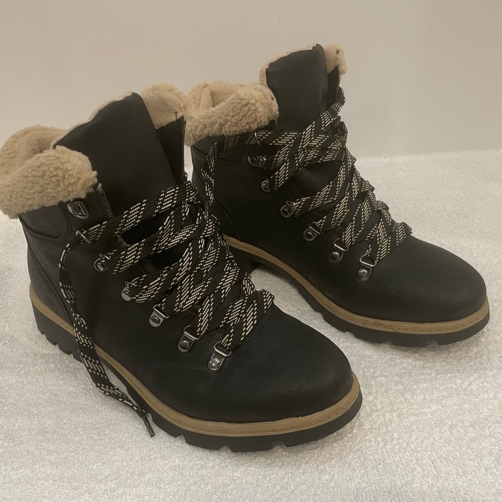 Woman’s Sz 7 Time and Tru Black and Tan Winter Boots. All man made.